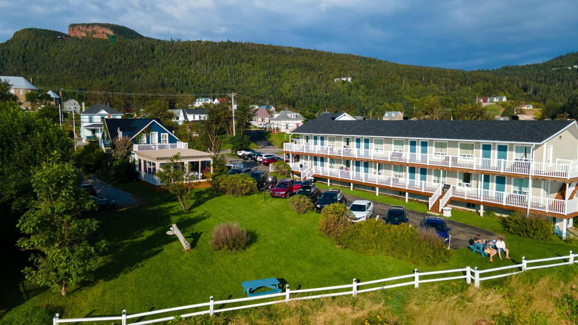 Hotel Les Trois Soeurs Perce Exterior foto
